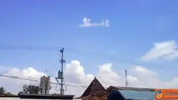 Citizen6, Indramayu: Para pemudik yang melintasi Jalur Pantura Indramayu juga mengabadikan fenomena tersebut.(Pengirim: Welly Tris Setiawan)