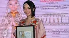 Pedangdut Zaskia Gotik menelurkan dua single religi berjudul Ramadan dan Cintaku Karena Allah di Kantor Nagaswara, Jakarta, Kamis (9/7/2015). Dua single ini terdapat dalam album Kompilasi Nagaswara yang bertajuk RAMAdanCINTA. (Liputan6.com/Faisal R Syam)