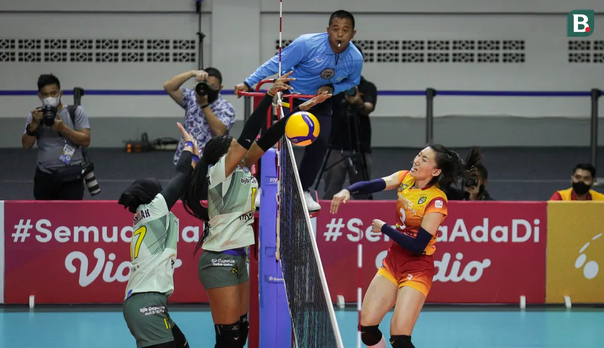 Ren merupakan pevoli yang berposisi sebagai outside hitter. Dengan tinggi badan 183 cm, perempuan 30 tahun tersebut memiliki kemampuan melakukan spike yang sangat mumpuni. Ia juga terlihat mampu melakukan pertahanan yang baik pula. (Bola.com/Bagaskara Lazuardi)