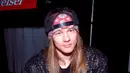 Terlahir dengan nama ali William Bruce Rose, vokalis Guns N Roses ini terkenal banget dengan suara khasnya dan rambut indahnya. (Vogue)