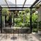 Teras Semi Outdoor dengan Atap Transparan dan Tanaman Gantung/ Desain Teras Industrial Tapi Dipadukan Kebun Hijau Biar Tidak Kaku (Sumber: gemini.com)