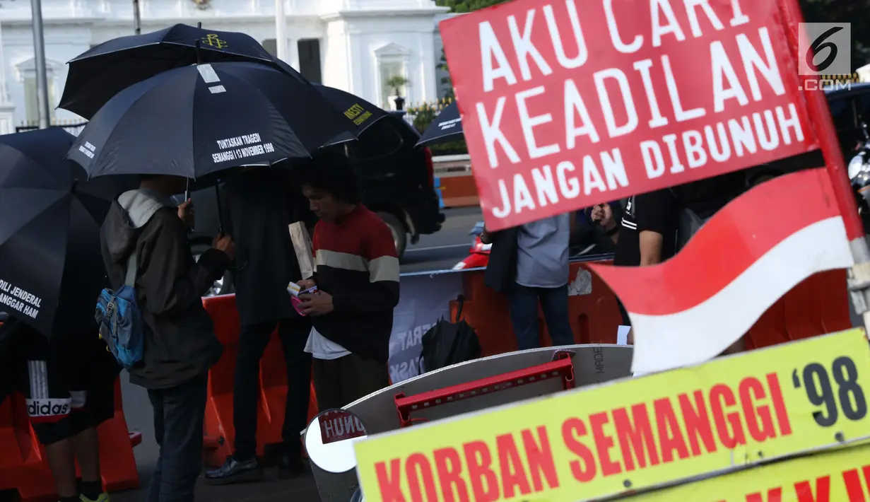 Peserta aksi Kamisan saat aksi di kawasan Silang Monas depan Istana Negara, Jakarta, Kamis (7/2). Seiring aksi Kamisan, JSKK meminta komitmen pemerintah untuk menyelesaikan kasus pelanggaran HAM masa lalu. (Liputan6.com/Helmi Fithriansyah)