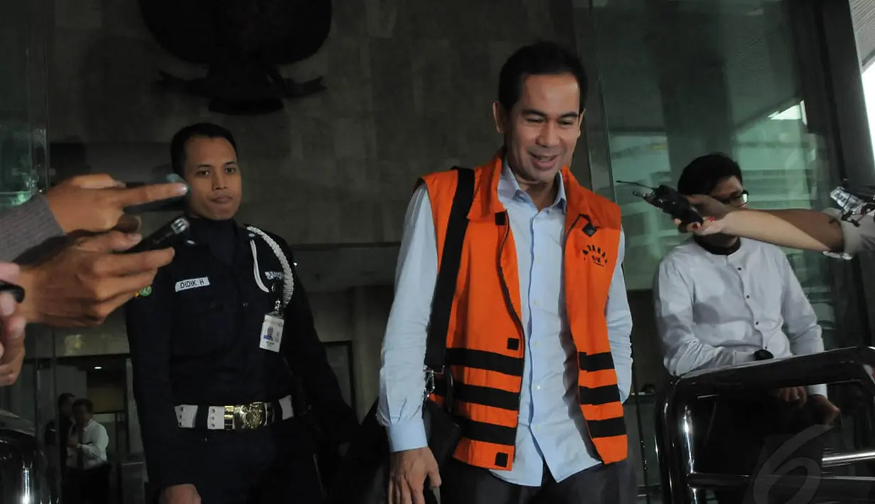 Tubagus Chaeri Wardhana alias Wawan hanya tersenyum saat ditanya soal pemeriksaannya di KPK, Jakarta, Senin (8/12/2014). (Liputan6.com/Herman Zakharia)