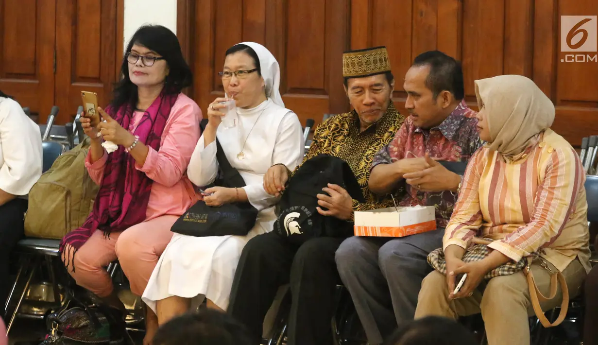 Umat muslim berbaur saat berbuka puasa bersama di Gereja Katedral, Jakarta, Jumat (1/6). Kegiatan ini mengusung tema "Menguatkan Toleransi, Persaudaraan, dan Solidaritas Kemanusiaan". (Liputan6.com/Arya Manggala)