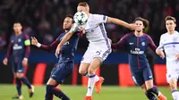 Gelandang Anderlecht, Adrien Trebel, berebut bola dengan gelandang PSG, Neymar, pada laga Liga Champions di Stadion Parc des Princes, Paris, Selasa (31/10/2017). PSG menang 5-0 atas Anderlecht. (AFP/Franck Fife)