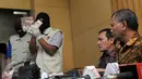 Petugas KPK menunjukkan barang bukti yang diperoleh dari operasi tangkap tangan (OTT) terkait dugaan suap DPRD DKI Jakarta disaksikan pimpinan KPK, Jakarta, Jumat (1/4). (Liputan6.com/Helmi Afandi)