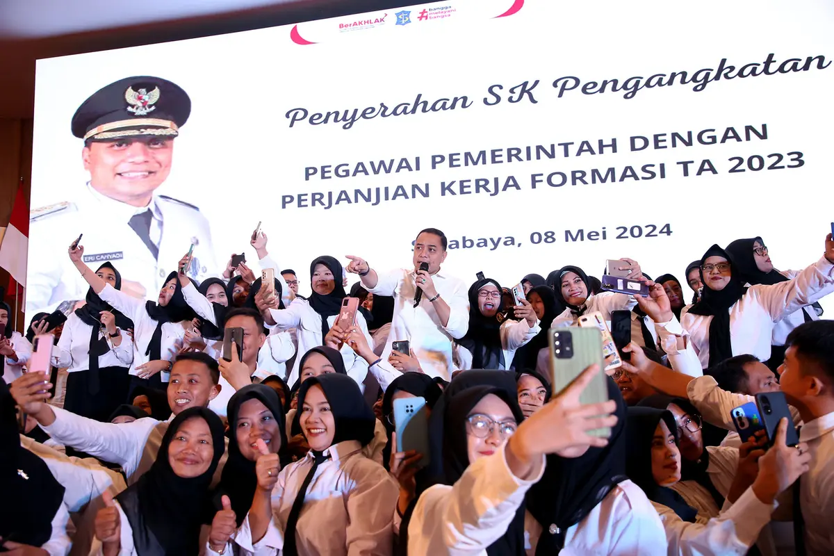 Eri Cahyadi menyerahkan SK ke ribuan PPPK Surabaya. (Istimewa)