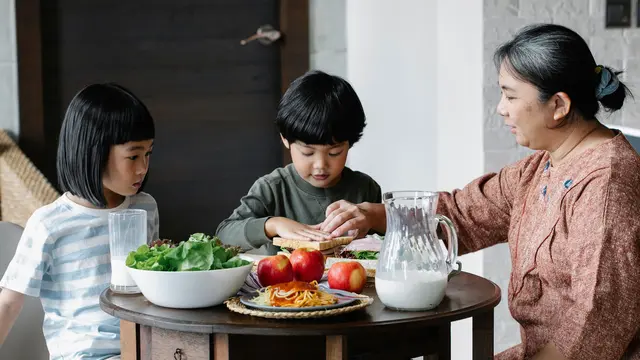 Peran Orangtua Penting untuk Membiasakan Anak Makan Camilan Sehat