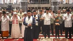 Presiden Joko Widodo atau Jokowi bersama cucu pertamanya, Jan Ethes Srinarendra, melaksanakan sholat Jumat berjemaah di Masjid Istiqlal, Jakarta, Jumat (23/6/2023). (Foto: Biro Pers Sekretariat Presiden)