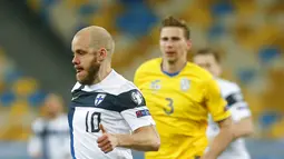 Pemain Finlandia Teemu Pukki menggiring bola saat melawan Ukraina pada pertandingan Grup D kualifikasi Piala Dunia 2022 di Stadion Olimpiyskiy, Kyiv, Ukraina, Minggu (28/3/2021). Pertandingan berakhir 1-1. (AP Photo/Efrem Lukatsky)