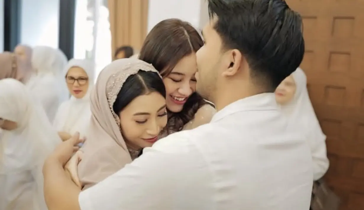 Bersama Thariq Halilintar, Aaliyah pun menghadiri acara pengajian jelang pernikahan sahabatnya. Tampak ia pun mengenakan busana tertutup meski tanpa hijab. [@aaliyah.massaid]