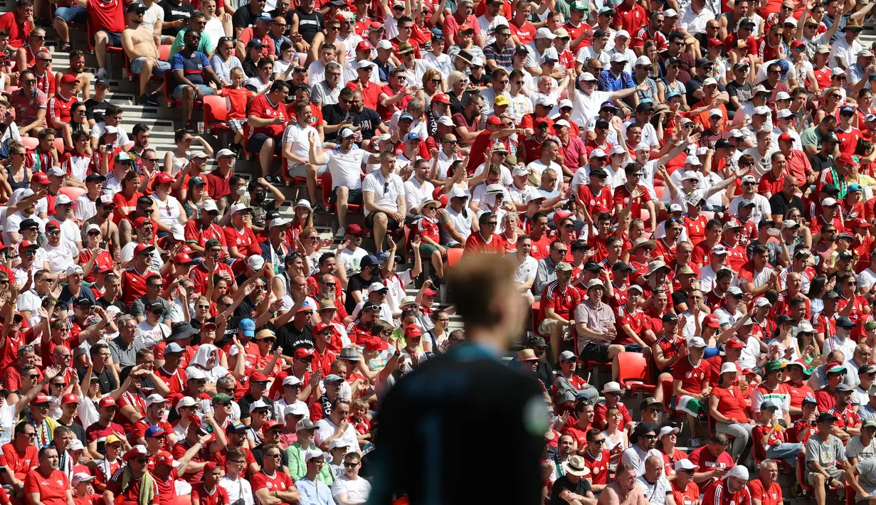 Bukan hanya di Hongaria, Dalam keterangan resminya UEFA menyebut memberikan orotitas sepenuhnya kepada federasi lokal mengenai jumlah penonton yang dibolehkan datang langsung ke stadion. (Foto: AFP/Pool/Bernadett Szabo)