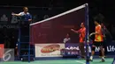 Pelatih ganda campuran Indonesia, Richard Mainaky melakukan protes ke wasit saat laga melawan Kim Astrup/Line Kjaersfeldt (Denmark) di babak kedua BCA Indonesia Open 2016, Jakarta, Kamis (2/6/2016) (Liputan6.com/Helmi Fithriansyah)