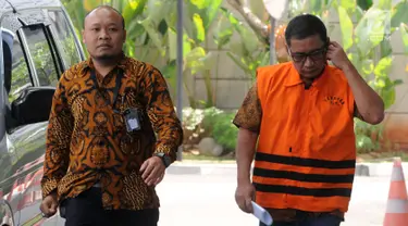 Bupati Tulungagung nonaktif Syahri Mulyo (kanan) tiba di Gedung KPK, Jakarta, Jumat (3/8). Syahri diperiksa sebagai tersangka. (Merdeka.com/Dwi Narwoko)