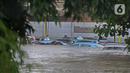 Kondisi Pool Blue Bird yang terendam banjir di kawasan Kramat Jati, Jakarta, Selasa (25/2/2020). Meluapnya Kali Cipinang membuat Pool Taksi Blue Bird yang berada tepat di samping kali ikut terdampak banjir. (Liputan6.com/Herman Zakharia)