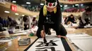 Seorang peserta menulis kaligrafi Jepang selama kontes kaligrafi untuk merayakan tahun baru di Tokyo, Sabtu (5/1). Kontes yang diikuti ribuan peserta ini digelar untuk merayakan Tahun Baru 2019. (Behrouz MEHRI / AFP)