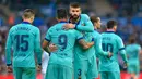 Para pemain Barcelona merayakan gol yang dicetak Luis Suarez ke gawang Real Sociedad pada laga La Liga di Stadion Anoeta, San Sebastian, Sabtu (14/12). Kedua klub bermain imbang 2-2. (AFP/Ander Gillenea)