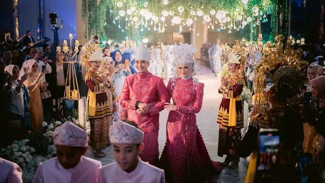 Penampilan Desy Ratnasari di Resepsi Pernikahan Putri Zulhas Jadi Sorotan, Disebut Awet Muda. (instagram/putri_zulhas, instagram/zumizola_zulkifli)