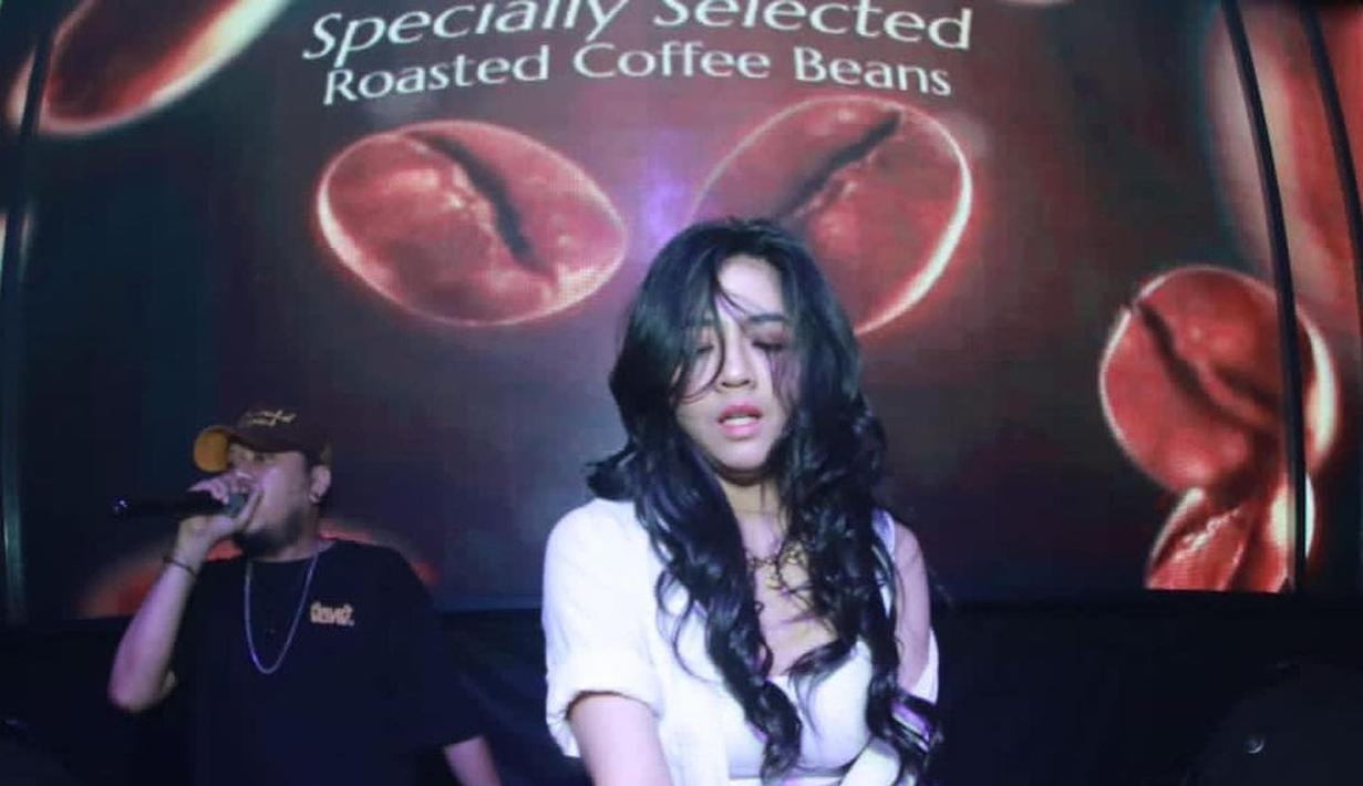 DJ Una, begitu biasa disapa membiarkan rambut panjangnya tergerai menutupi sebagian wajahnya saat melakukan pekerjaannya. Terlihat begitu seksi. (Foto: Instagram/putriuna)