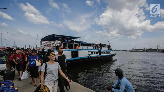 Dermaga Kali Adem Mulai Dipadati Wisatawan Usai Rayakan Tahun Baru di Pulau Seribu