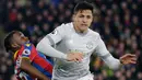 Striker Manchester United, Alexis Sanchez melewati pemain Crystal Palace Aaron Wan-Bissaka saat pertandingan Liga Inggris di Selhurst Park, London (5/3). Pada pertandingan ini MU sempat tertinggal 0-2 atas Crystal Palace. (AP Photo/Tim Ireland)