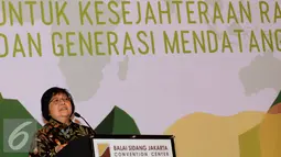 Menteri Lingkungan Hidup dan Kehutanan, Siti Nurbaya memberikan sambutan pada pembukaan Festival Iklim di Jakarta, Senin (1/2/2016). Festival kerjasama antara KLH dengan Pemerintah Kerajaan Norwegia dan UNDP Indonesia. (Liputan6.com/Helmi Fithriansyah)