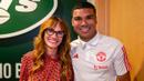 Aktris Hollywood, Julia Roberts (kiri) berfoto bersama dengan pemain Manchester United, Casemiro saat skuad MU melakukan tur pramusim di Amerika Serikat, Minggu (23/07/2023) WIB. (Bola.com/Bagaskara Lazuardi)