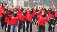 Ratusan siswa SMA dan perguruan tinggi di sekitar Ambon melakukan Flash Mob Pesona Merah Putih di Jembatan Merah Putin Ambon mengawali rangkaian Festival Teluk Ambon 2018.