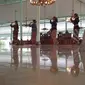 Sejumlah penari Bedhaya Anglir Mendung melakukan geladi untuk persiapan jumenengan Mangkunegara X di Pura Mangkunegaran.(Liputan6.com/Fajar Abrori)