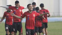 Pemain Mitra Kukar, Airlangga Sucipto bersama rekan-rekan setim melakukan pemanasan saat latihan jelang laga semi final Piala Presiden 2015 melawan Persib di Stadion Aji Imbut, Tenggarong, Kaltim, Sabtu (3/10/2015). (Bola.com/Vitalis Yogi Trisna)