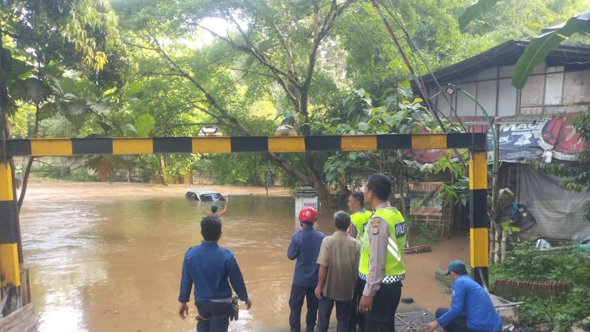 Penampakan Mobil Teredam Usai Kali Pesanggrahan Meluap, Jalan Penghubung Depok Tangsel Terputus
