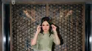 Lyodra memukau perhatian publik saat tampil anggun mengenakan kebaya hijau muda yang dimodifikasi dengan siluet kebaya brokat yang elegan. Desainnya yang memiliki kerah tinggi memberikan sentuhan klasik yang sangat menawan, sementara aksen selendang menambah kesan dramatis. [@lyodraofficial]