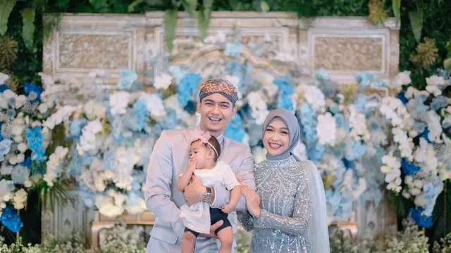 8 Potret Gaya Kompak Ria Ricis-Teuku Ryan Gelar Tedhak Siten Moana dalam Balutan Busana Adat Jawa