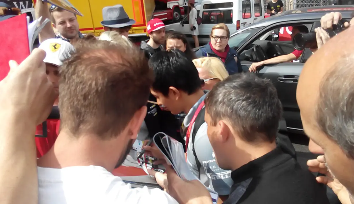 Fans asing berebut tanda tangan Rio Haryanto saat tiba di Sirkuit Monako, Rabu (25/5/2016). (Rio Haryanto Media)