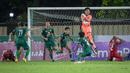 Ekspresi kiper Persebaya, Ernando Ari Sutaryadi bersama rekan-rekannya dalam pertandingan melawan Arema FC pada laga tunda pekan ke-28 BRI Liga 1 2022/2023 di Stadion PTIK, Jakarta, Selasa (11/4/2023) malam WIB.