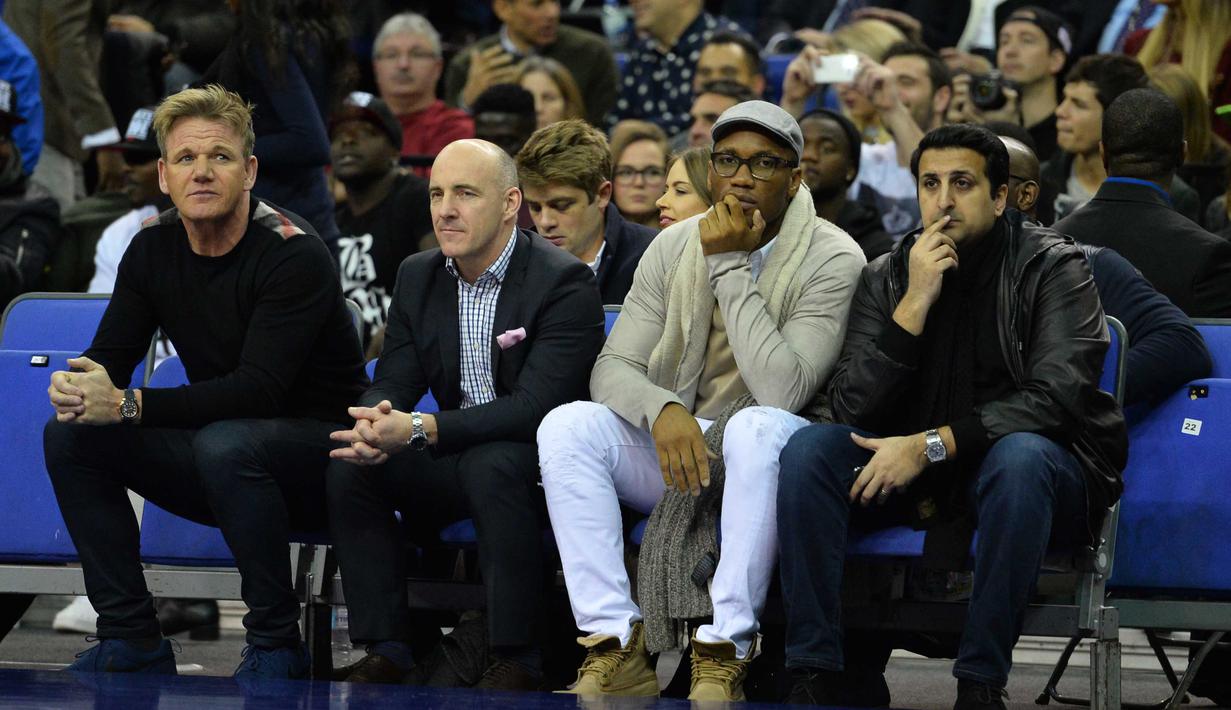  Chef Gordon Ramsey (kiri) dan mantan pemain Chelsea, Didier Drogba (2kanan) menyaksikan laga NBA Global Game London 2016  antara  Orlando Magic vs Toronto Raptors di O2 Arena, London, Kamis (14/1/2016). (AFP Photo/Glyn Kirk)