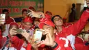 Gubernur DKI Jakarta, Basuki T Purnama (tengah) berselfie bersama kontingen atlit mahasiswa DKI Jakarta Pomnas XIV/Aceh di Balai Agung Jakarta, Selasa (10/11/2015). Jakarta menerjunkan 310 atlit berikut official. (Liputan6.com/Helmi Fithriansyah)  