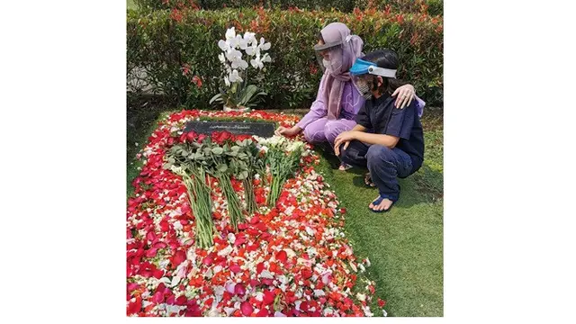 6 Potret BCL Ziarah ke Makam Ashraf Sinclair di Hari Ulang Tahun, Tulis Pesan Haru