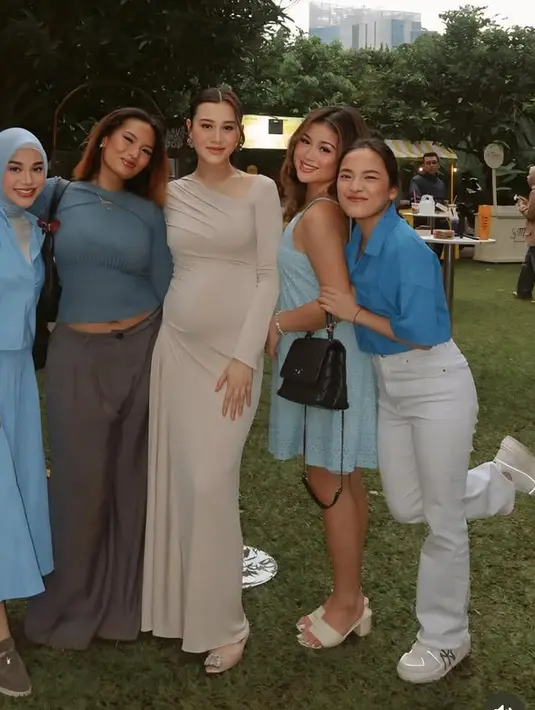 Zahwa Massaid juga hadir hadir tim biru dengan atasan knit lengan panjang dipadukan bawahan celana abu-abu. [@aurelie.hermansyah]
