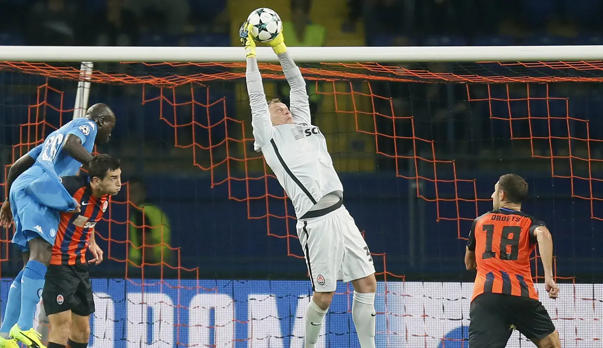 Kiper Shakhtar Donetsk, Andriy Pyatov, menangkap bola saat pertandingan melawan Napoli pada laga Liga Champions di Stadion Metalist, Ukraina, Kamis (14/9/2017). Shakhtar Donetsk menang 2-1 atas Napoli. (AP/Efrem Lukatsky)