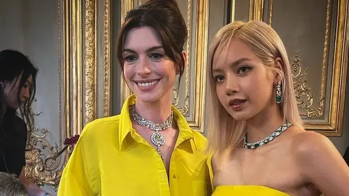 Lisa BLACKPINK dan Anne Hathaway