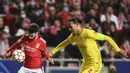 Gelandang Benfica, Rafa Silva (kiri) berebut bola dengan bek Liverpool, Virgil van Dijk pada pertandingan leg pertama perempat final Liga Champions di stadion Luz di Lisbon (6/4/2022). Liverpool menang atas Benfica 3-1. (AFP/Patricia De Melo Moreira)