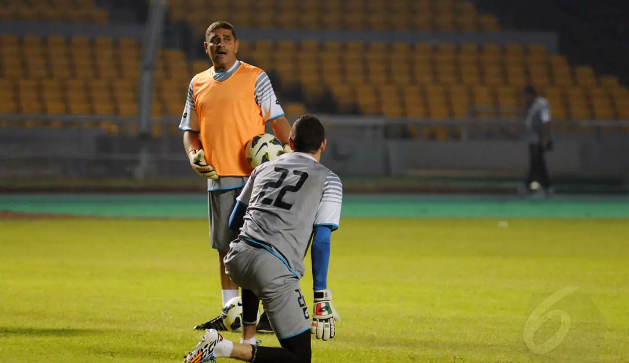 Pelatih kiper timnas Suriah (berdiri) memberikan instruksi pada salah satu penjaga gawang Suriah saat latihan di Stadion GBK Jakarta, Jumat (14/11/2014). Timnas Suriah akan berlaga melawan Indonesia di laga persahabatan. (Liputan6.com/Helmi Fithriansyah)