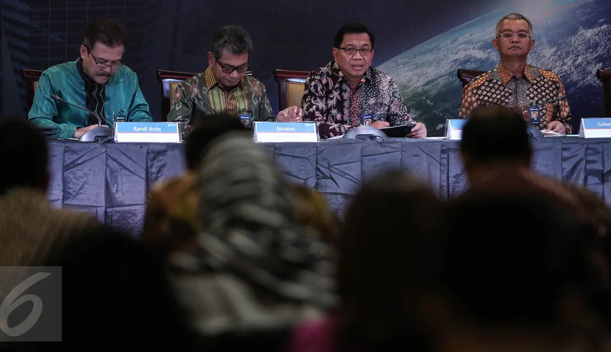Dirut BRI Asmawi Syam (ketiga kiri) memberikan paparan saat LaunchingSatelit BRISat  di Jakarta, (31/5/2016). Satelit ini untuk meningkatkan fungsi intermediasi, coverage service area, business process dan kualitas layanan. (Liputan6.com/Faizal Fanani)