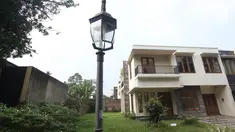 Rumah mewah milik mantan Presiden PKS, Luthfi Hasan Ishaaq, yang ada di Perumahan Rumah Bagus Residence Blok B1, Jalan Kebagusan Dalam I, Lenteng Agung, Jakarta, Rabu (11/10). Rumah itu akan dilelang senilai Rp 2,9 miliar. (Liputan6.com/Immanuel Antonius)