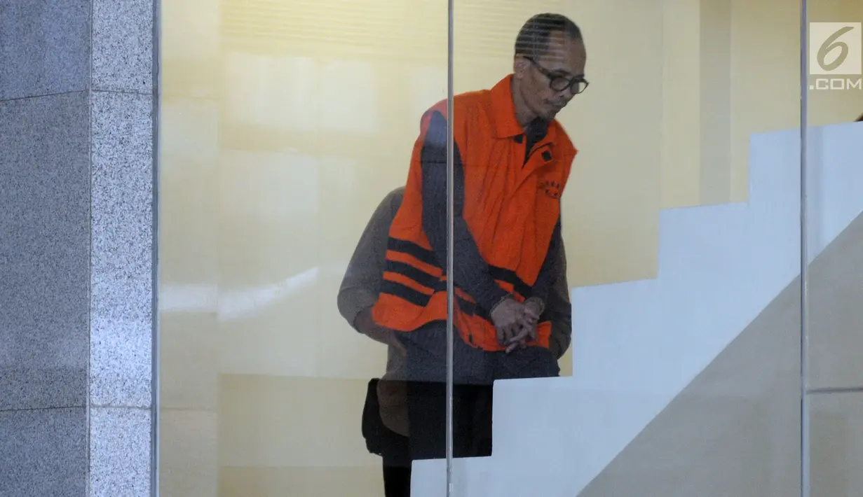 Tersangka Kepala Kantor Kemenag Kabupaten Gresik, Muhammad Muafaq Wirahadi menuju ruang pemeriksaan di gedung KPK, Jakarta, Selasa (16/4/2019). Muhammad Muafaq Wirahadi diperiksa sebagai tersangka terkait kasus suap jual beli jabatan di Kementerian Agama, Jawa Timur. (merdeka.com/Dwi Narwoko)