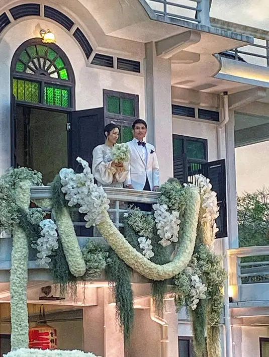 Nong Poy tampil dengan gaun lengan terompet yang cantik. Serasi dengan Oak Phakwa yang kenakan setelan jas putih [@ekarin_foodandtone]