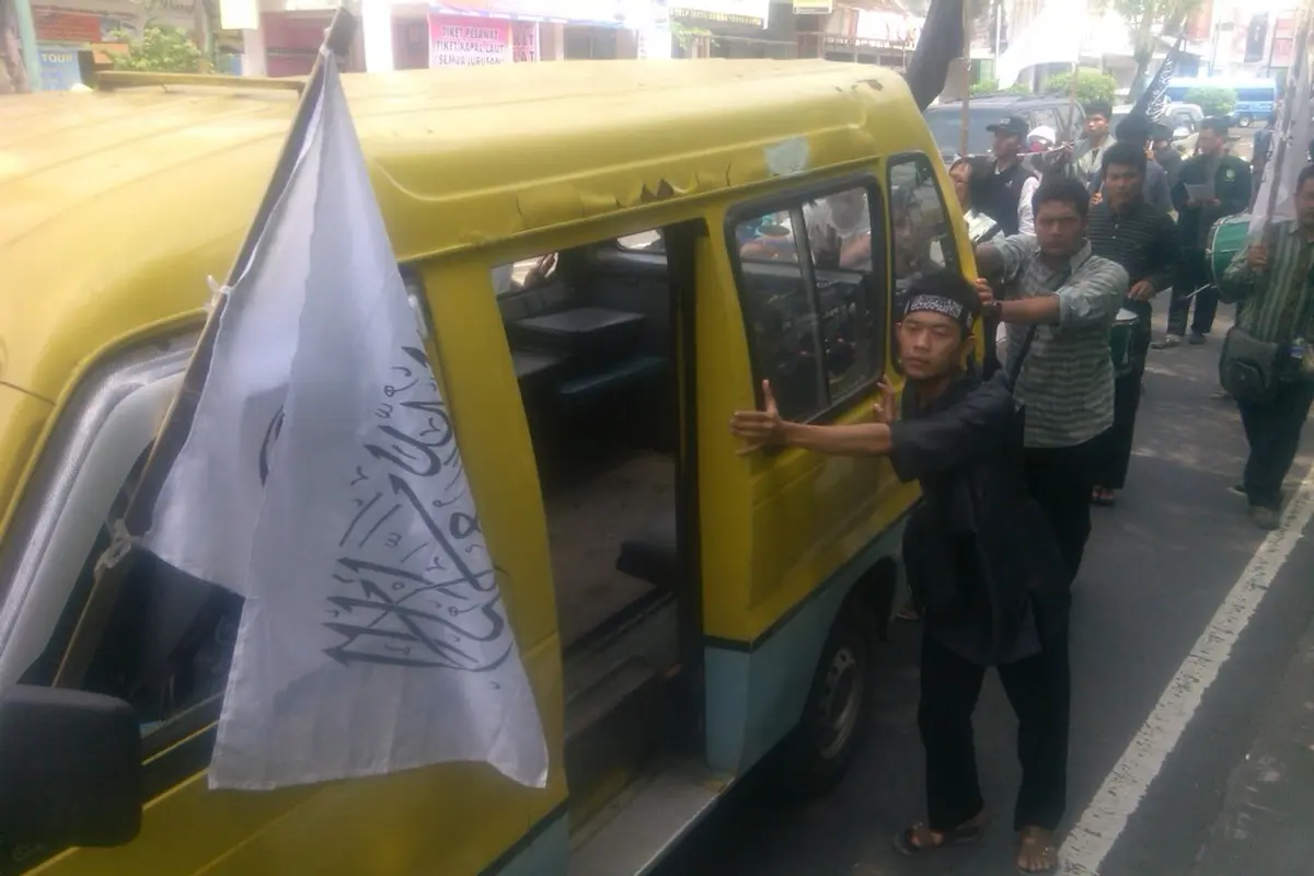 Tolak Kenaikan BBM, Mahasiswa Dorong Motor dan Mobil