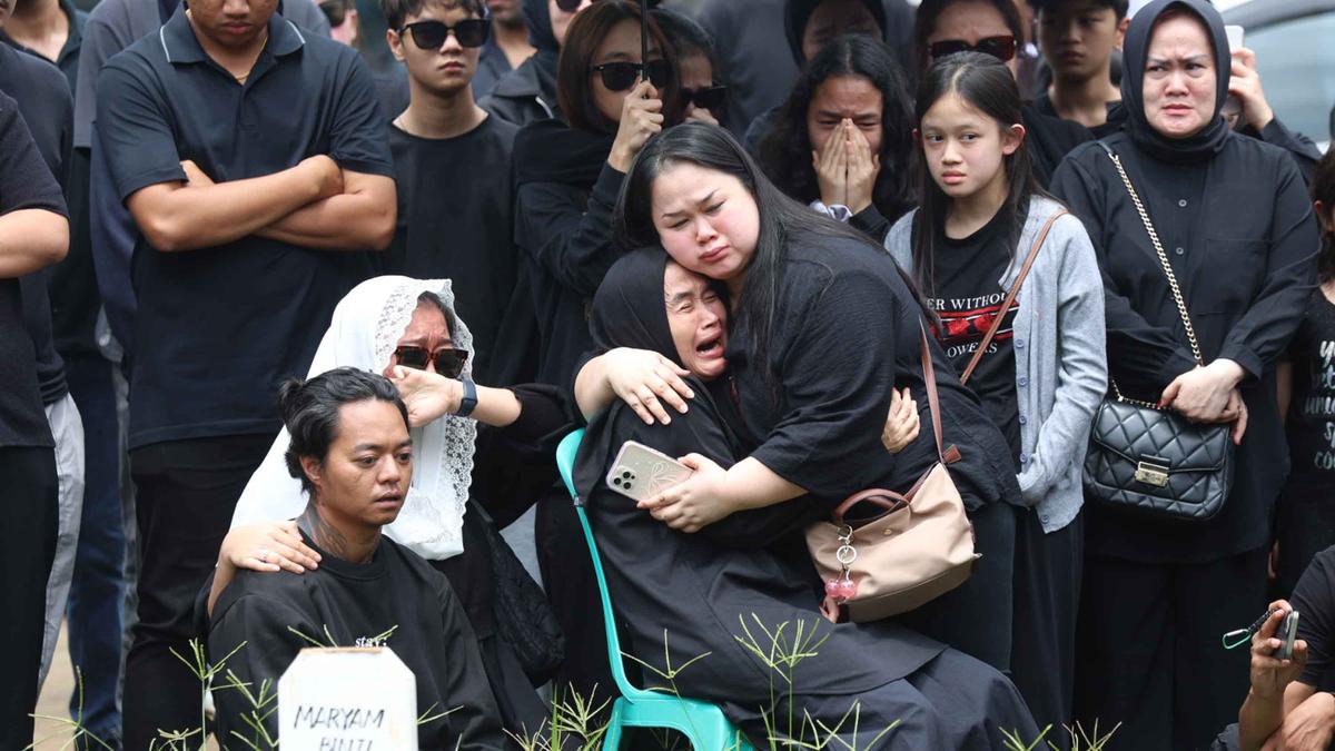 Prosesi Pemakaman Lula Lahfah Diiringi Isak Tangis