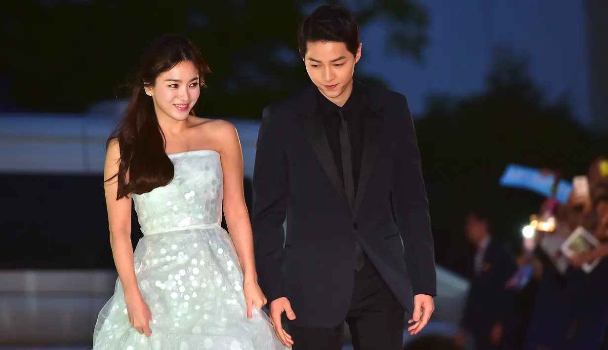 Song Joong Ki dan Song Hye Kyo berjalan di karpet merah ajang penghargaan The 52nd Baeksang Art Awards di Seoul, 3 Juni 2016. Sebelum kabar pernikahan mereka, Song Song Couple membuat publik penasaran dengan teka-teki hubungan keduanya. (JUNG YEON-JE/AFP)
